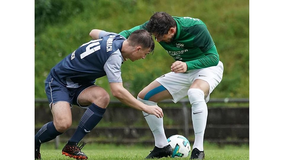 Philipp Koch (links) trennt sich im Odenwälder Kreisoberliga-Derby von Stephan Geist und der KSG Rai-Breitenbach mit einem 1:1-Unentschieden.  Die beiden Treffer fallen bereits in der Anfangsphase der Partie.	Foto: Herbert Krämer