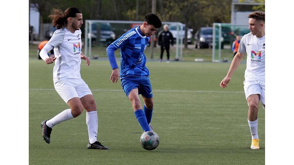 Junioren-Derby: Aschref Hazaz (SVG; am Ball) im Duell mit Anes Abdiovski vom TSV Schott.	