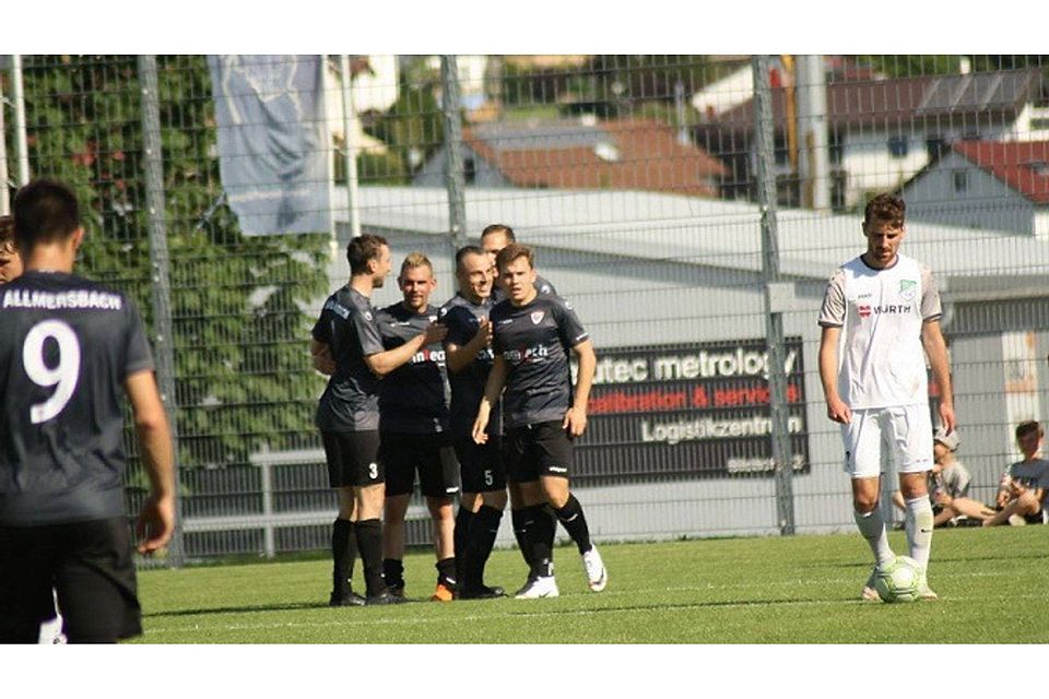 Die Allmersbacher Fußballer (schwarze Trikots) bejubeln gegen den SSV Gaisbach (weiße Trikots) den dritten Sieg in Serie. F: Babic