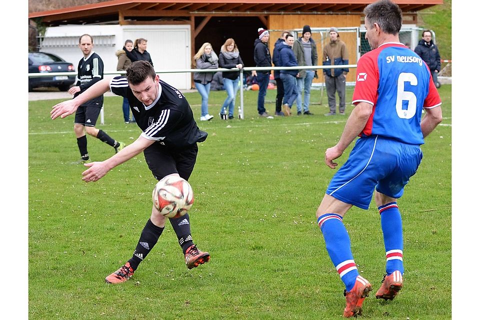 Wird sich die DJK Neustadt/WN II (schwarzes Trikot) auch beim SC Eschenbach II durchsetzen können? Foto: Dagmar Nachtigall