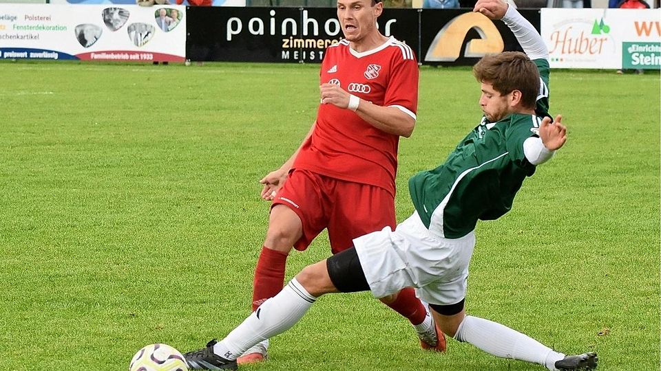 Der TSV Moorenweis (in Rot) im Spiel gegen den SC Maisach (grüne Trikots).