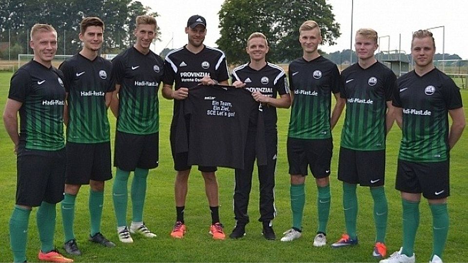 Die Neue des SCE: (v.l.) Andre Dirksen, Gianluca Parrotta, Christopher Jachnik, Trainer Dennis Thieschnieder, Co-Trainer Dominik Block, Philipp Tölle, Carl Meier und Lars Tegethoff. Es fehlen: Issa Aslan und Thomas Golla.
