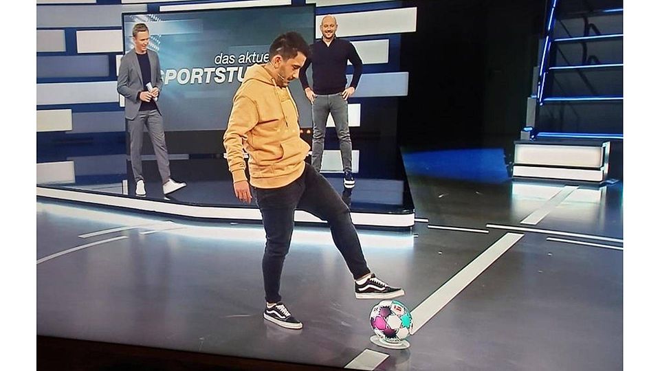 Ball liegt, dann geht‘s los: Ürkan Özen bei seinem Sportstudio-Auftritt.	Foto: afi