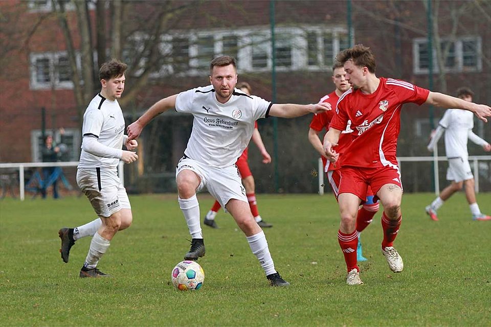 Der Platz war nicht optimal für Feintechniker wie Azem Mehanovic (li. Probsteier SG), hier gegen Lasse Bensch (Kieler MTV).