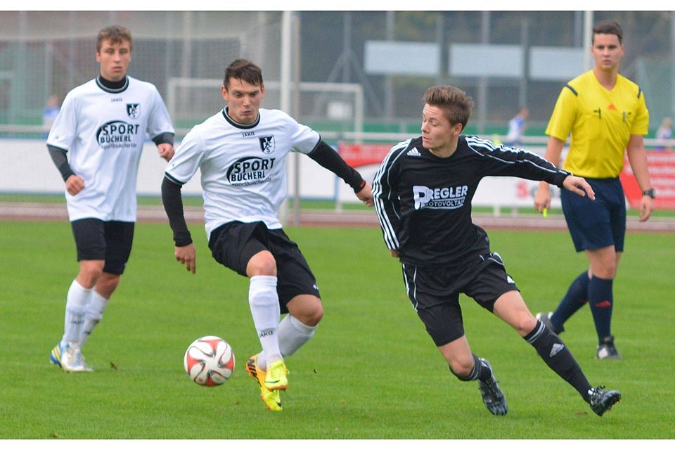 Aufsteiger 1. FC Schwarzenfeld (in Weiß) sorgte für die Überraschung und gewann das Derby gegen Schwarzhofen.F: Allacher