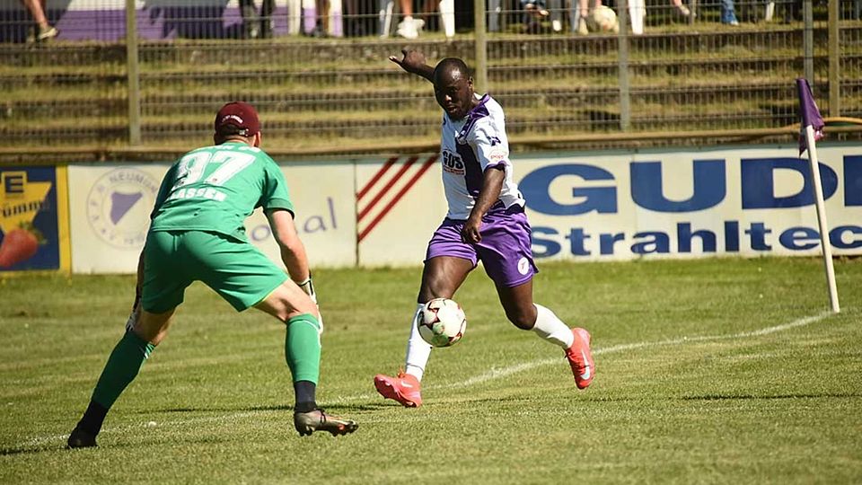 Moshood Adesanya (VfR Neumünster) machte das Spiel mit seinem Doppelpack zum 3-4 wieder spannend.