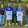 Die Abteilungsleiter Joshua Koriath (l.) und Gregor Kellermann rahmen das neue Trainerteam Frank Scheinert (2.v.l.), Ludwig Hartl (Mitte) und Daniel Wicha ein.