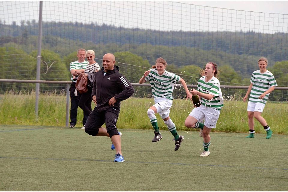 Alberweilers Meistertrainer Bernard Stvoric versucht der Sektdusche zu entgehen ? erfolglos. Peter Herle