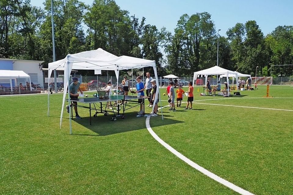 Mit Spiel, Spaß und Freundschaftsspielen weihte die Sportvereinigung Märkt-Eimeldingen am Wochenende ihren neuen Kunstrasenplatz ein.