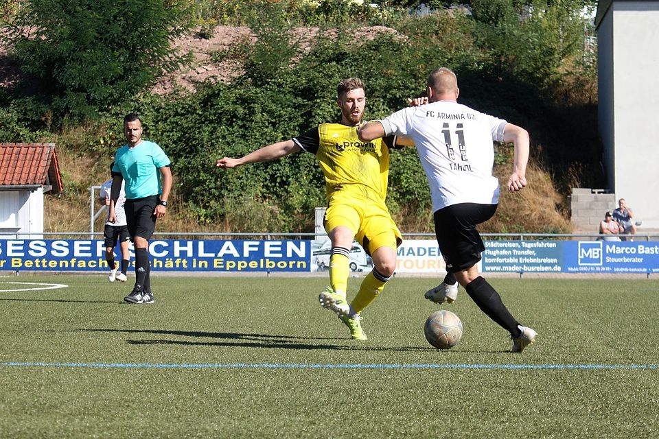 Kevin Klein, der vom FK Pirmasens kam (links) feierte am Samstag sein Debüt für den FC Wiesbach.