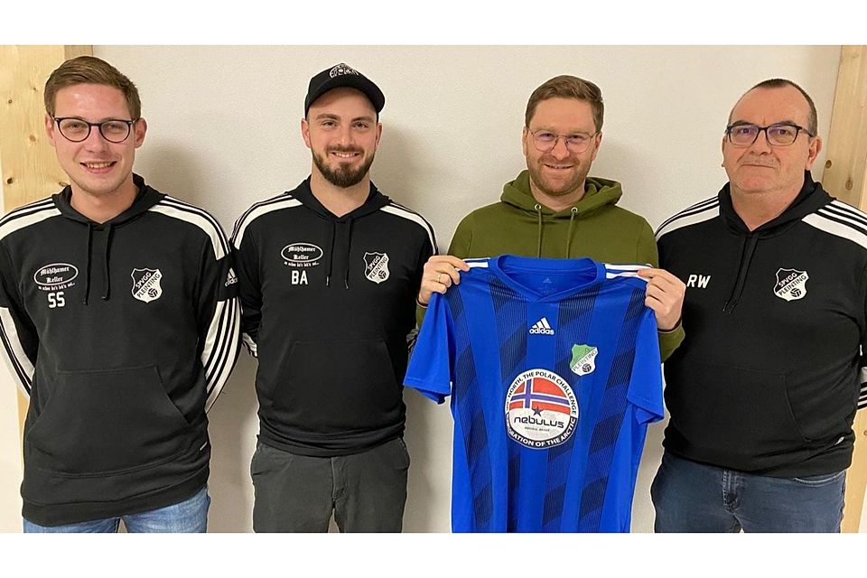 Von links nach rechts: Sportlicher Leiter Simon Sittinger, Sportlicher Leiter Alexander Bock, Vincenz Heringlehner und Vorstand Weileder Reiner Von links nach rechts: Sportlicher Leiter Simon Sittinger, Sportlicher Leiter Alexander Bock, Vincenz Heringlehner und Vorstand Weileder Reiner