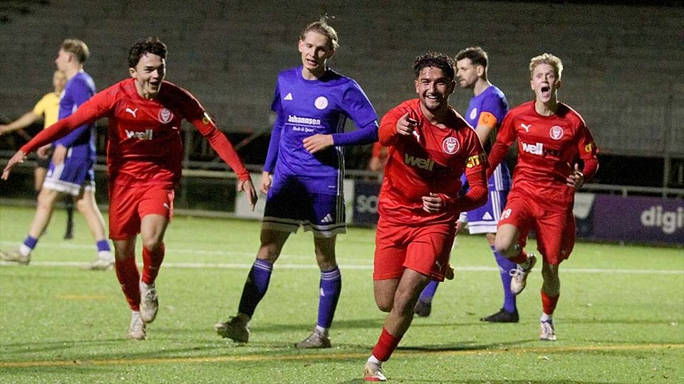 Devran Boztepe (Kilia Kiel) nach seinem Tor des Monats zum 3-1. Flankiert von Tino Klein (li.) und Lucas Groß mit Konrad Lunau dazwischen.