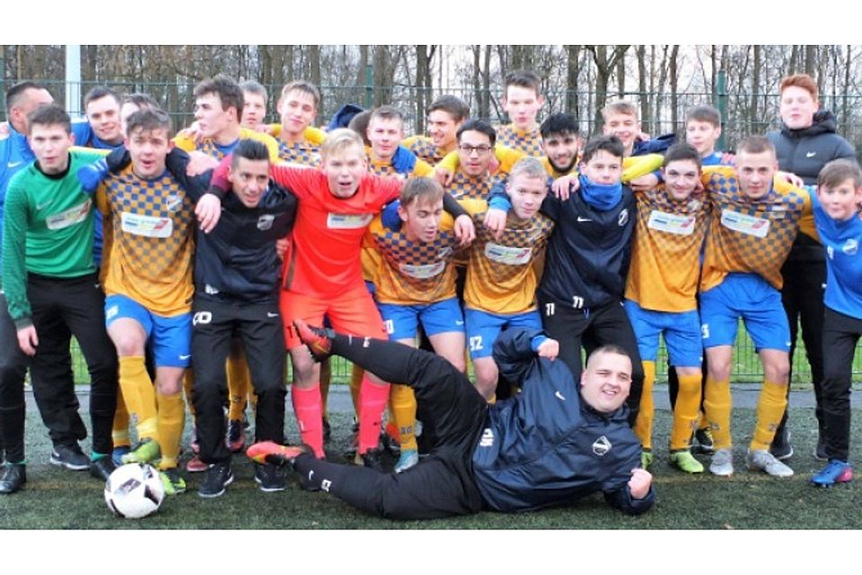 Die U17 des TuSpo Surheide wurde mit neun Siegen und zwei Remis Verbandsliga-Wintermeister und hat sich für das Relegationsspiel zur Regionalliga im Sommer 2018 qualifiziert. Foto: Volker Schmidt