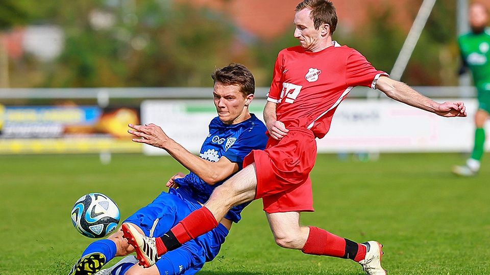 Gehörte beim 2:1-Erfolg gegen die zweite Mannschaft des TSV Rain zu den auffälligsten Akteuren auf dem Platz: Rennertshofens Tobias Kruber (rechts). 
