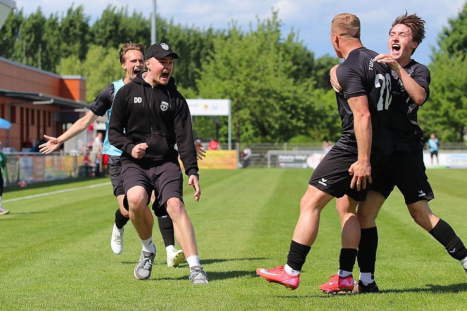 Riesig war der Jubel nach dem Treffer zum 2:0 für den TuS Geretsried bei (v.li.) Robin Renger, Trainer Daniel Dittmann, Belmin Idrizovic und Daniel Krebs.