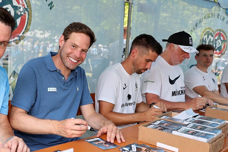 Bester Laune und volksnah: Auch Sportchef Christian Werner setzte sich in die Autogrammmeile (neben Stefan Lex, dem Koordinator Perspektivspieler).