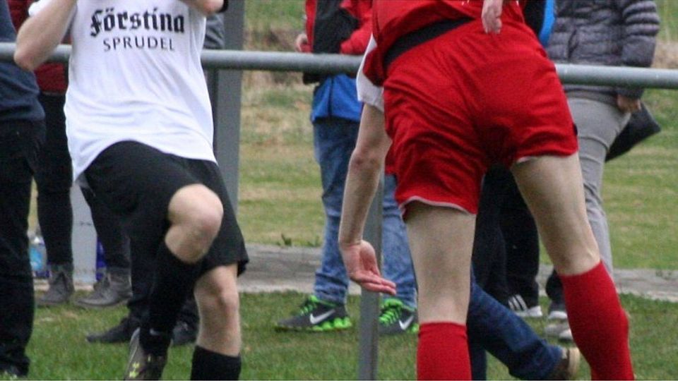 Alexander Deuchert (links) ist am Sonntag mit dem TSV Ilbeshausen bei der TSG Lütter gefordert. 	Foto: Kim Löffler