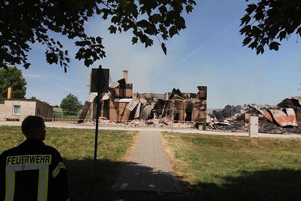 Totale Zerstörung am Morgen danach - Die Reste des Reinsdorfer Vereinsheim