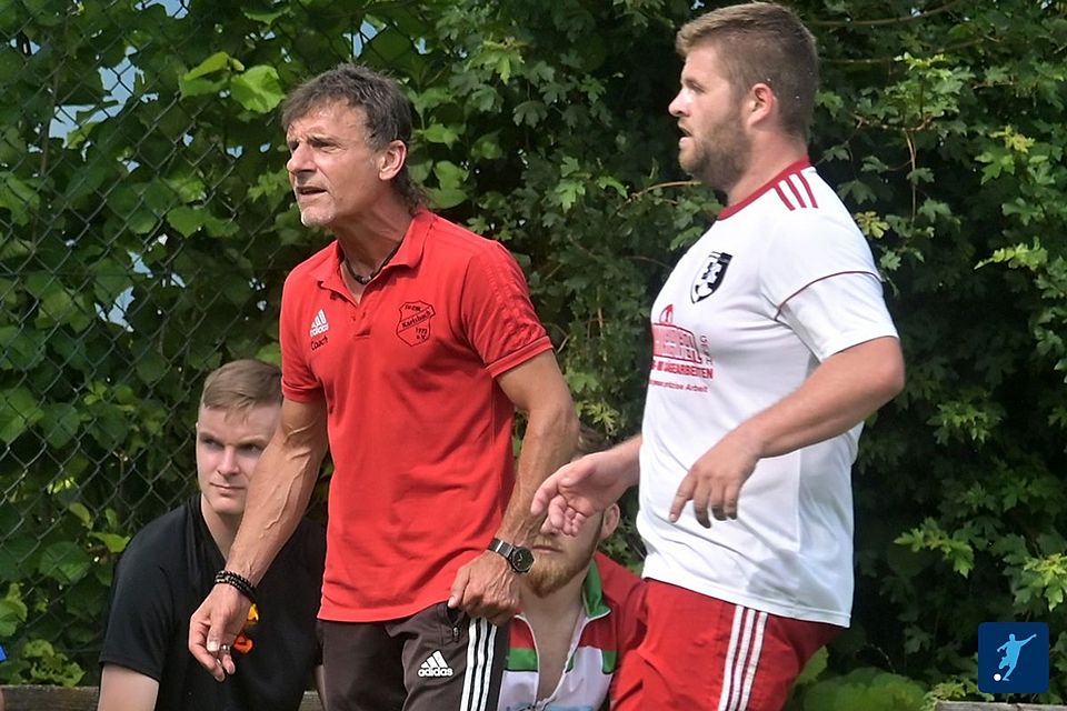 Sepp Gsödl (li.) wird die DJK Karlsbach am Saisonende verlassen 