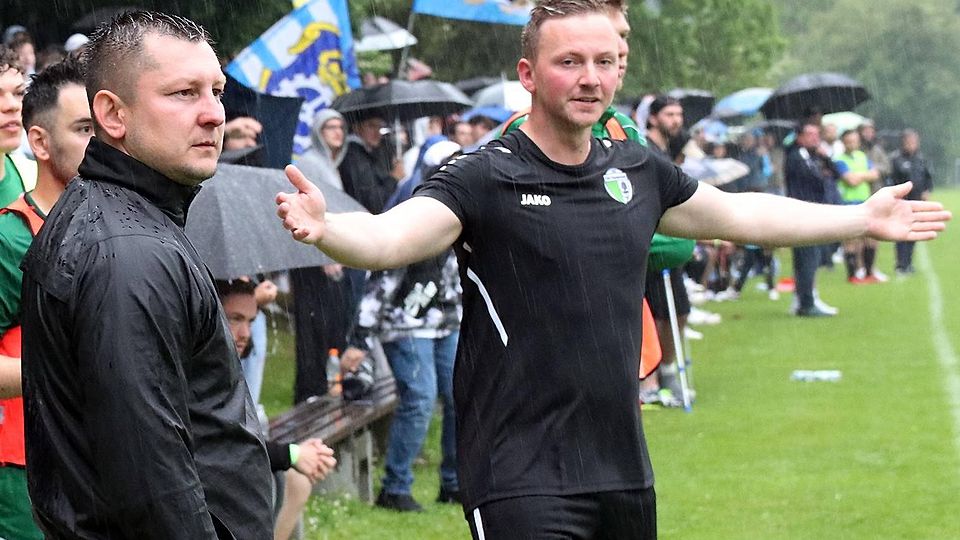 Bleiben Trainer beim TSV Pentenried: Paul Hense (l.) und Magnus Piele (das Bild zeigt die beiden beim Aufstiegsspiel vor einem Jahr gegen den Gautinger SC) haben ihren Vertrag beim Kreisklassisten um ein Jahr verlängert.