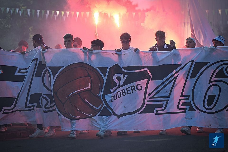 Das Foto zeigt Budberger Fans vor dem Pokalspiel gegen RWO.