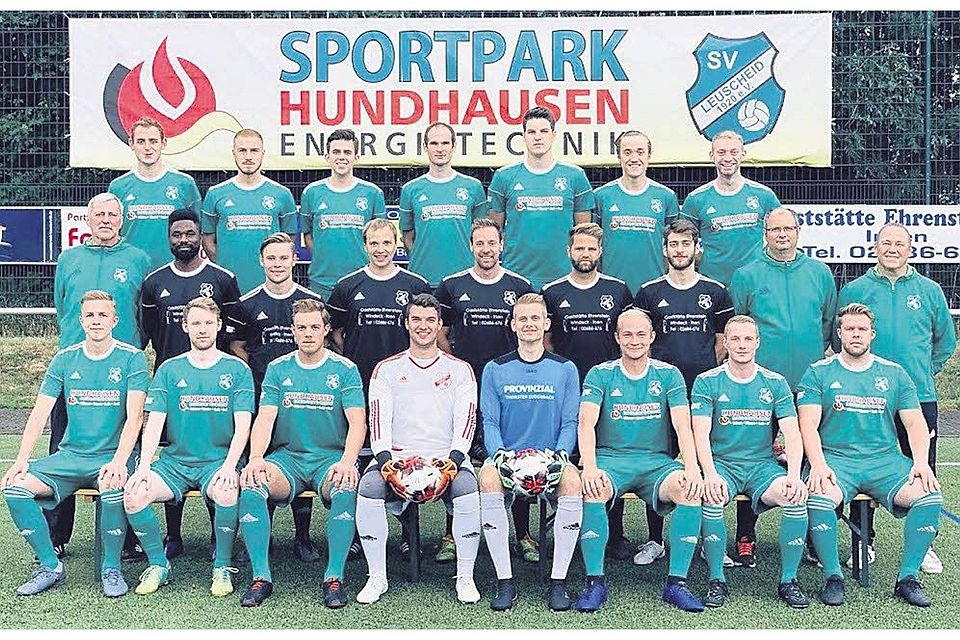 Unter die erste drei: Mike Springer (hinten, von links), Marius Ehrenstein, Daniel Mörkels, Pascal Breuer, Max Engelberth, Tom Bungard, Henrik Schäfer, Betreuer Udo Litschel (Mitte, von links), Gerard Langaba, Jonas Loggen, Daniel Marenbach, Kevin Klein, Hannes Lock, Aschot Ghazaryan, Trainer Slobodan Kresovic, Sportlicher Leiter Jörg Quadflieg,  Oliver Ehrenstein (vorne, von links), Sven Korf, Fabian Ehrenstein, Florian Welter, Marek Wehner, Lukas Brozeit, Jonas Scheibner und  Kevin Kurth vom SVL. Foto: Bröhl