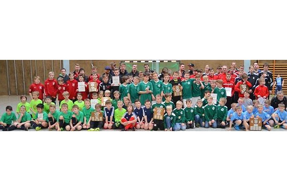 Die Spielerinnen und Spieler der erfolgreichsten Jugendmannschaften des Fußball-Kreises Friesland wurden beim Jugendhallenkreisehrungstag in der Sporthalle der BBS Varel Christopher Hanraets