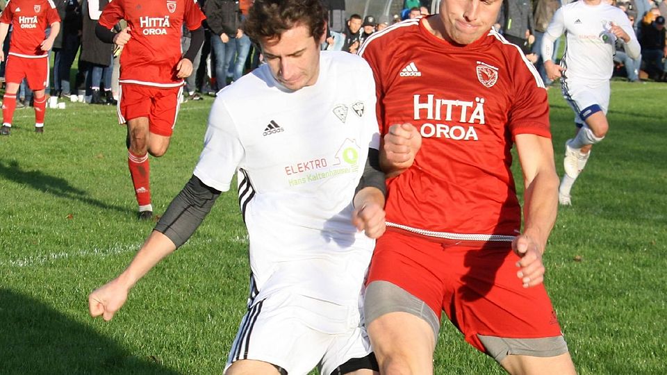 Das Spitzenspiel vor großer Kulisse entscheiden Thomas Sonner (re.) und seine Sachsenkamer mit 2:1 gegen die Hausherren um Ferdinand Hartl für sich.