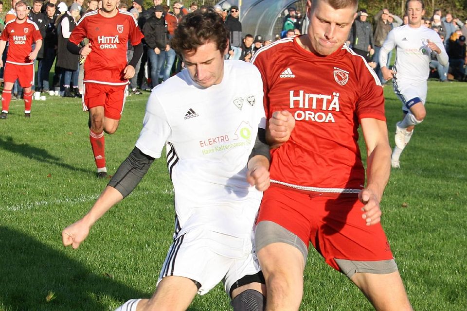 Das Spitzenspiel vor großer Kulisse entscheiden Thomas Sonner (re.) und seine Sachsenkamer mit 2:1 gegen die Hausherren um Ferdinand Hartl für sich. Das Spitzenspiel vor großer Kulisse entscheiden Thomas Sonner (re.) und seine Sachsenkamer mit 2:1 gegen die Hausherren um Ferdinand Hartl für sich.