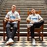 Von links: Franz Pfanne und Marco Schuster im neuen Hansa-Auswärtstrikot 2026/27 im Ständehaus Rostock. 