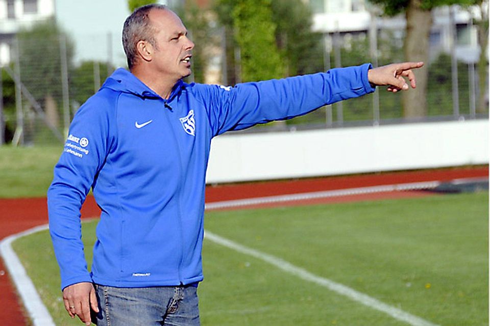 Dillingens Trainer Gerhard Hildmann begrüßt seine Spieler zum Auftakttraining.  Foto: Karl Aumiller