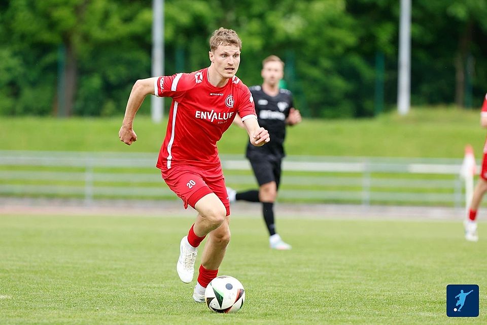 Jan Wehner am Ball für den 1. FC Passau.