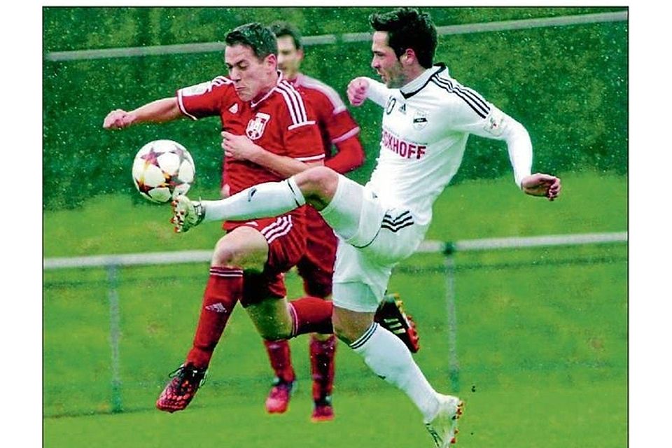 Durchsetzungsvermögen ist bei Tobias Günther (links) und beim FC Hennef 05 in Bochum gefragt. FOTO: HENRY