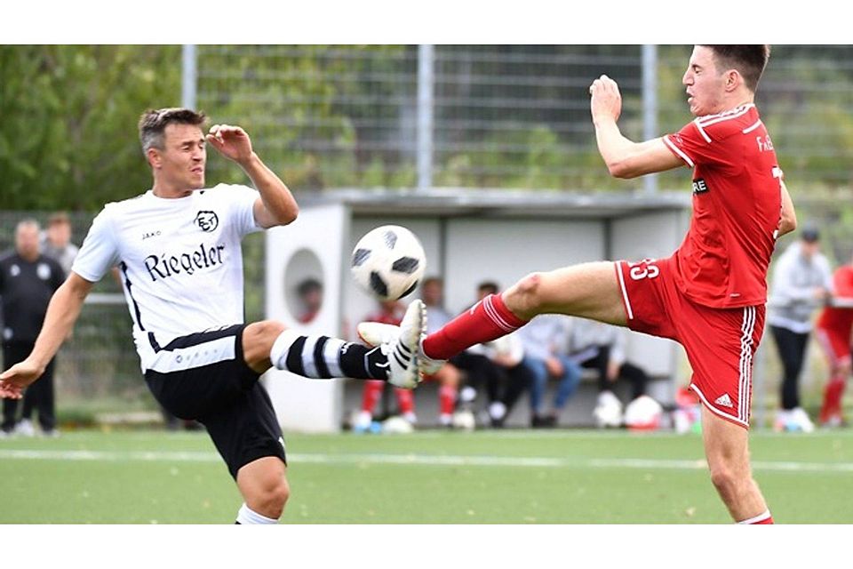 Ein spektakuläres Spiel lieferten sich der FC Teningen, hier Thorsten Sillmann (links), und der Freiburger FC II mit David Preis. | Foto: Achim Keller