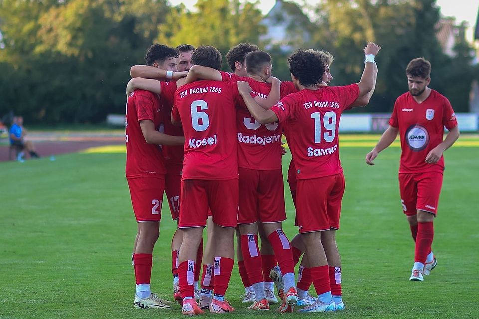 Rivale besiegt: Beim TSV Schwabmünchen hatten die Spieler des TSV 1865 Dachau Grund zur Freude.