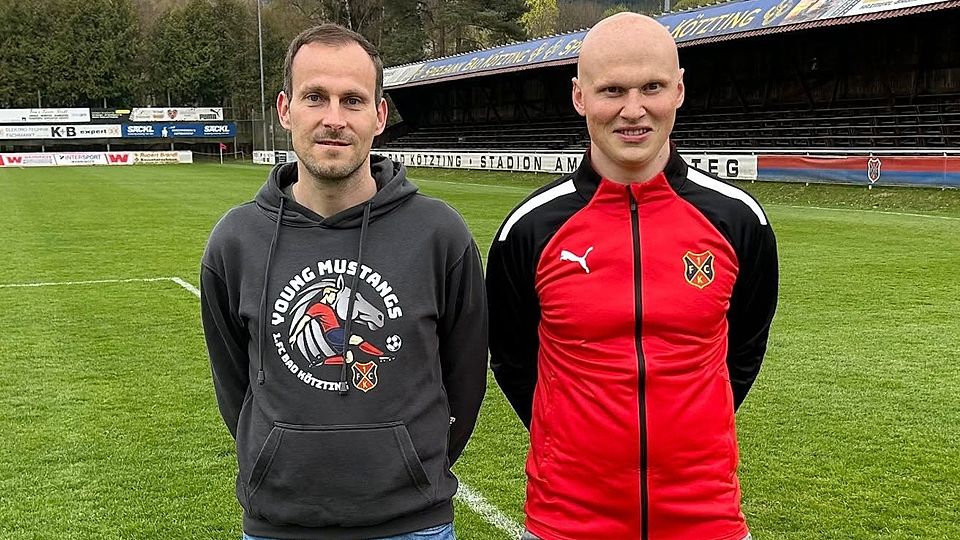Sportlicher Leiter Matthias Plötz (links) stellt Mathias Eidenschink als neuen U17-Trainer des 1. FC Bad Kötzting vor.