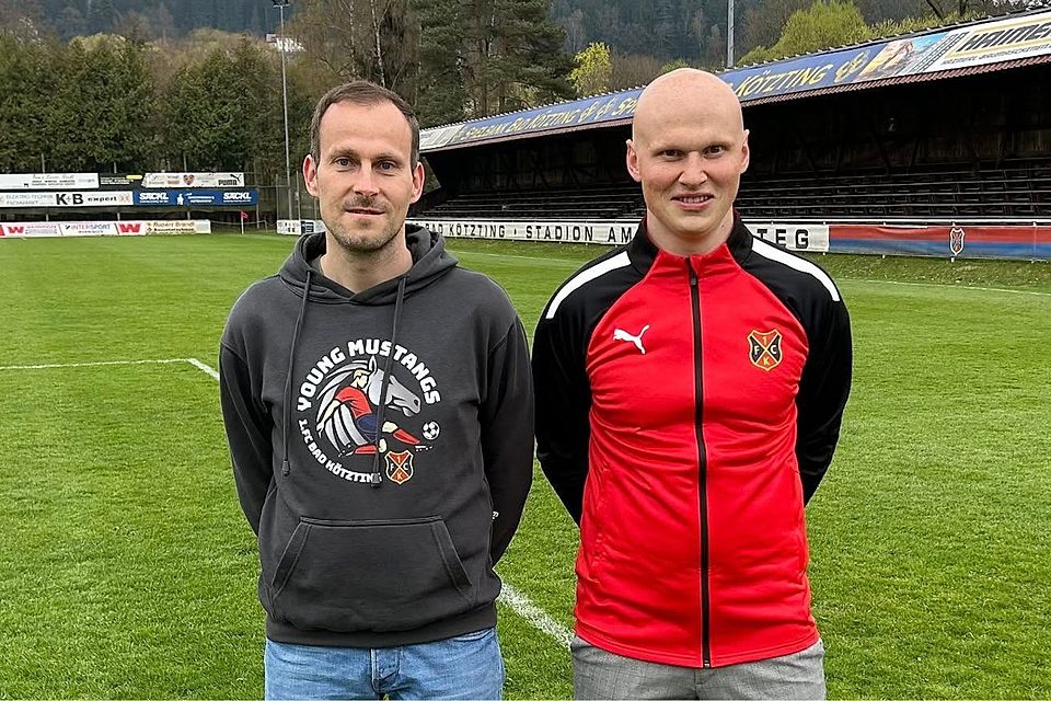 Sportlicher Leiter Matthias Plötz (links) stellt Mathias Eidenschink als neuen U17-Trainer des 1. FC Bad Kötzting vor.