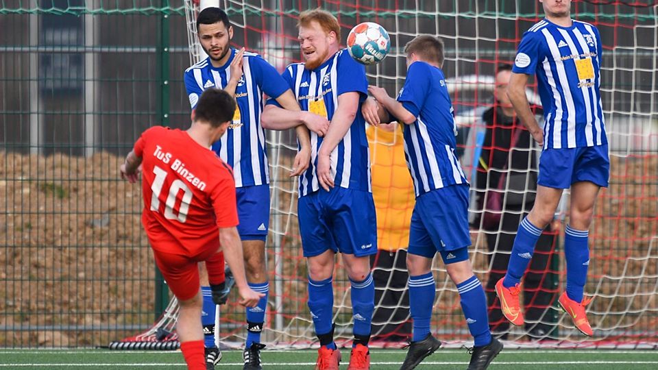 Per Freistoß erzielt Pascal Glaser (Nummer 10) vom TuS Binzen das 4:0 gegen den SV Schopfheim. Am Ende bewies der TuS seine Favoritenstellung mit einem klaren 6:0. | Foto: Gerd Gründl