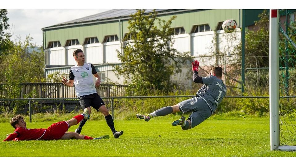 Vergebliche Flugshow: Sowohl Linus Lauber, Torwart der SpVgg. Lemp, als auch sein Kollege Finn Rücker können den Treffer zum 1:0 von Thomas Markiewicz (M.) vom FC Werdorf nicht verhindern. © Isabel Althof