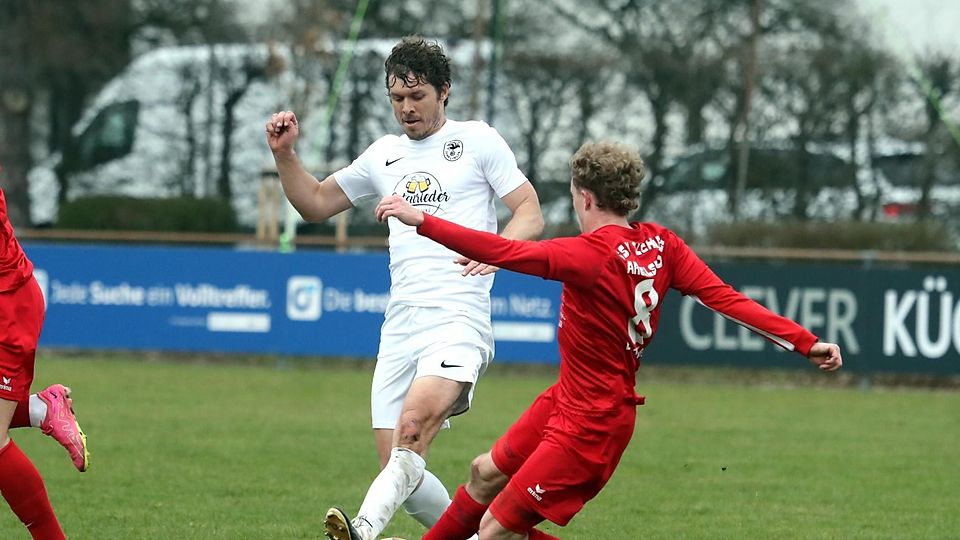 Fußball Saison 2024/25 Bezirksliga TSV Gilching vs VfL Denklingen am 30. März 2025 Denklingens Christoph Schmitt (in Weiß) im Zweikampf