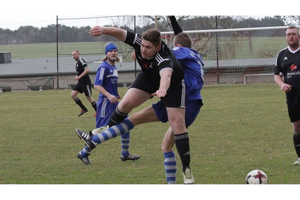 Suchen den Kontakt: der Möbiskruger Matthias Ortloff (links) und der Groß Lindower Florian Tornow (rechts) Foto: Bernd Pflughöft