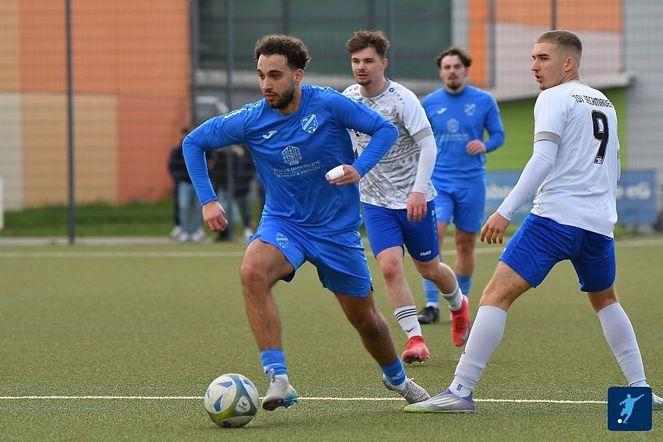 Der Tabellenführer VfB Ginsheim (blaue Trikots) setzte im Spiel gegen den TSV Altheim ein Zeichen und siegte mit 11:0. Durch den Patzer von Verfolger SV Dersim hat der VfB nun elf Punkte Vorsprung.