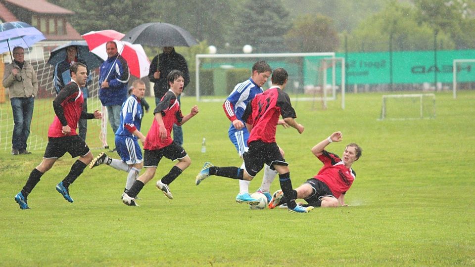 Rutschpartie in Weiden.   Foto: Dittrich
