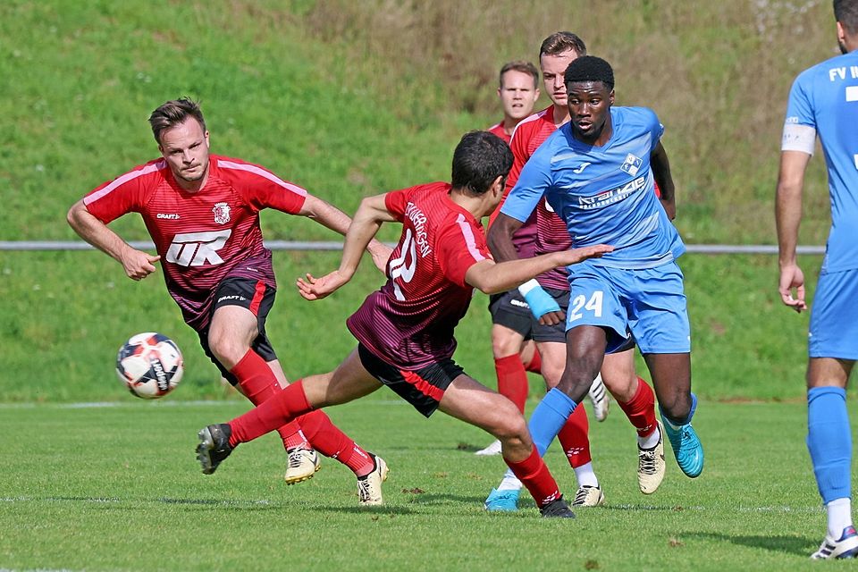 Florian Eising (Wertingen; von links) und TSV-Kollege Yusef Al-Khovari nehmen sich hier erfolgreich Illertissens Niveto Caciel (Nummer 24) an, dem aber in einer anderen Szene das entscheidende 0:1 gelang.