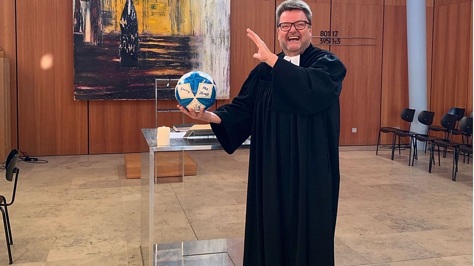 Thomas Klenner in seinem Element: In Soutane - und mit Fußball.