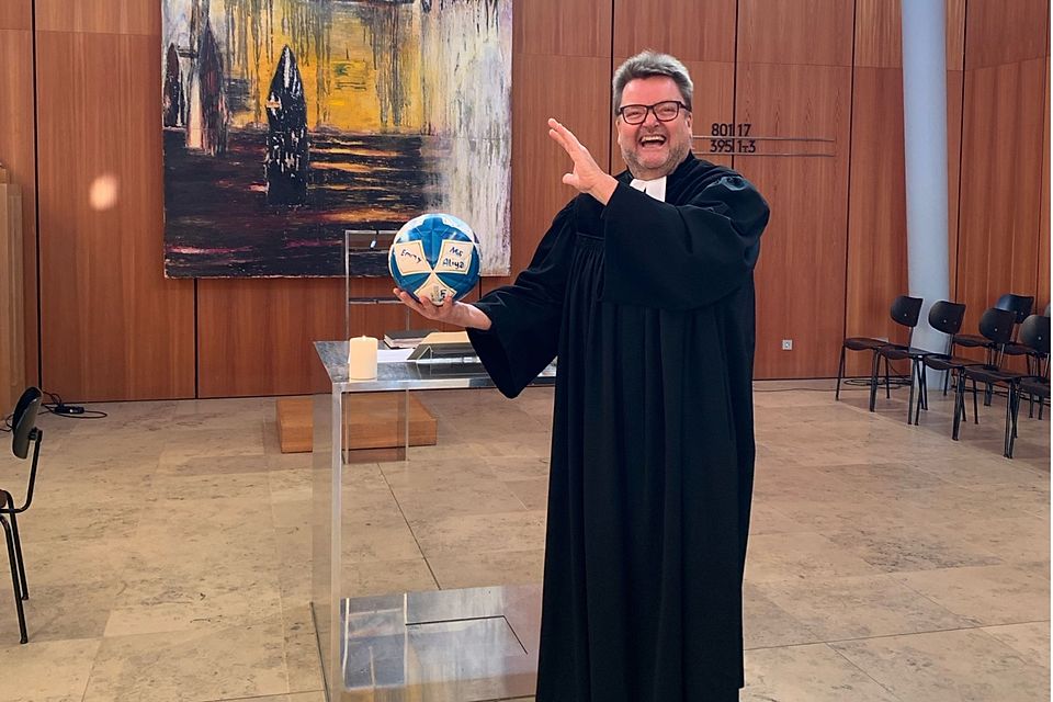 Thomas Klenner in seinem Element: In Soutane - und mit Fußball.