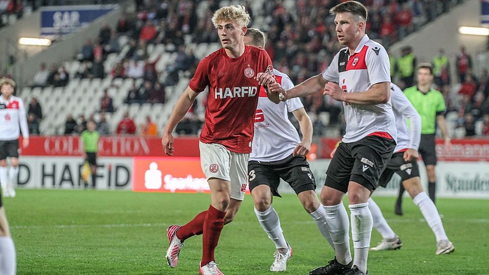 Kai-Bastian Evers (rechts) im Jahre 2022 im Trikot des SV Lippstadt 08.