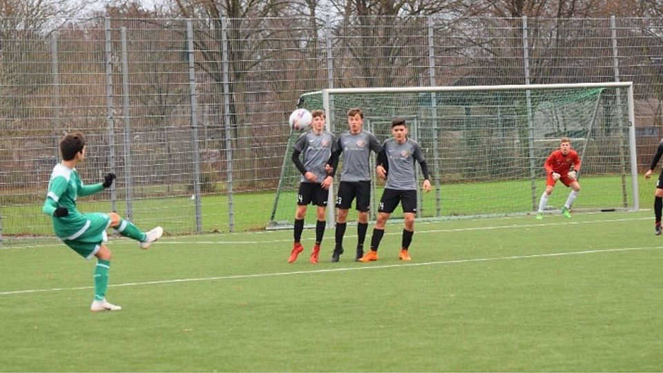 Bei Freistößen ging vom SV Werder Bremen keine große Gefahr aus. Hier fliegt der Ball über die Mauer (von links: Tom Klindworth, Luc Eymers und Tarik Pepic), aber auch weit über der Tor der Gäste. Kurth