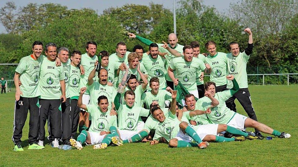 Grenzenlose Freude: Das Team von GW Brauweiler jubelt ausgelassen über den verdienten Aufstieg in die Bezirksliga., Foto: Bilder: Magro/Weingarten