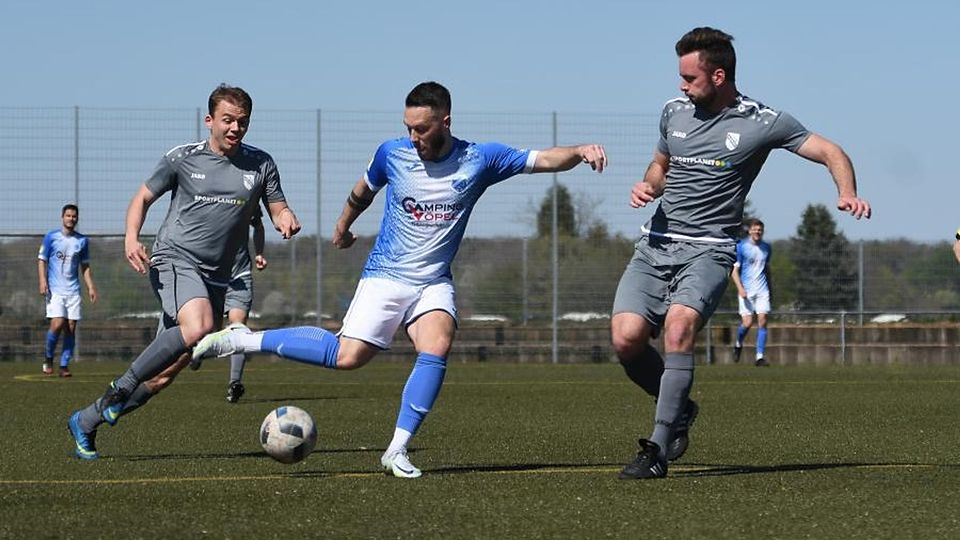 Kaum zu bremsen: Der VfB Ginsheim kam im Halbfinale des Kreispokals wie erwartet zu einem klaren Sieg bei der unterklassigen TSG Worfelden (links Miles Belitz, rechts David Tessmer). Alexander Scholz (Mitte) hatte den Torreigen beim 9:1 eröffnet. 	Foto: Uwe Krämer